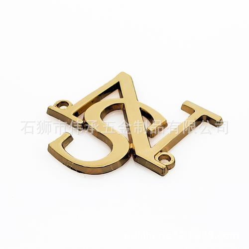 五金小标牌工厂 服装箱包辅料的点睛之笔——金色英文字母手缝标与异形Logo标牌厂家全解析
